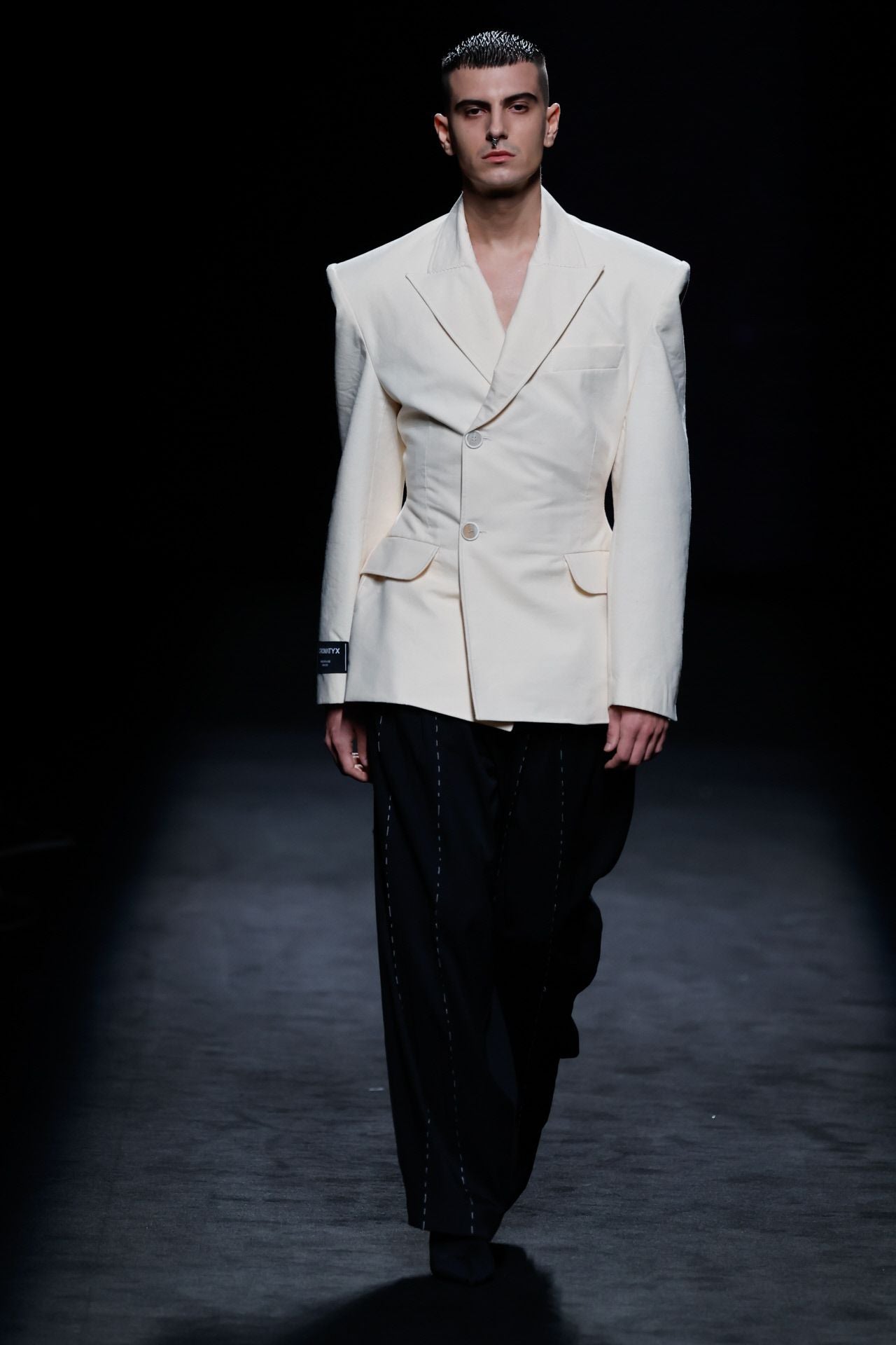 Algunas de las prendas mostraban las costuras como este pantalón negro, que se combina con una blazer con hombreras. 