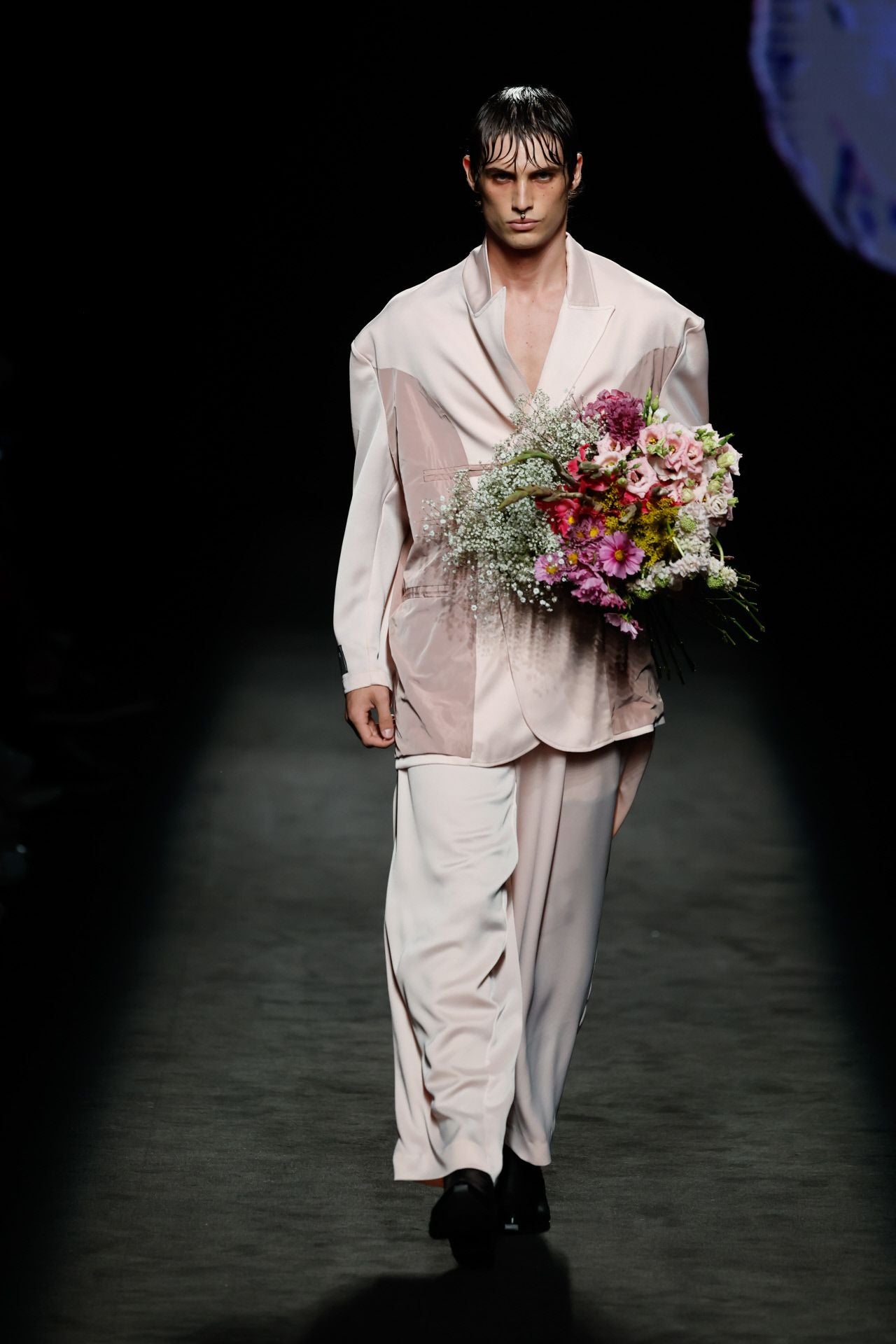 Acromatyx ha presentado en la MBFWMadrid su carta de amor al mundo, una colección que pretende mostrar el interior de las prendas y su proceso de creación. 