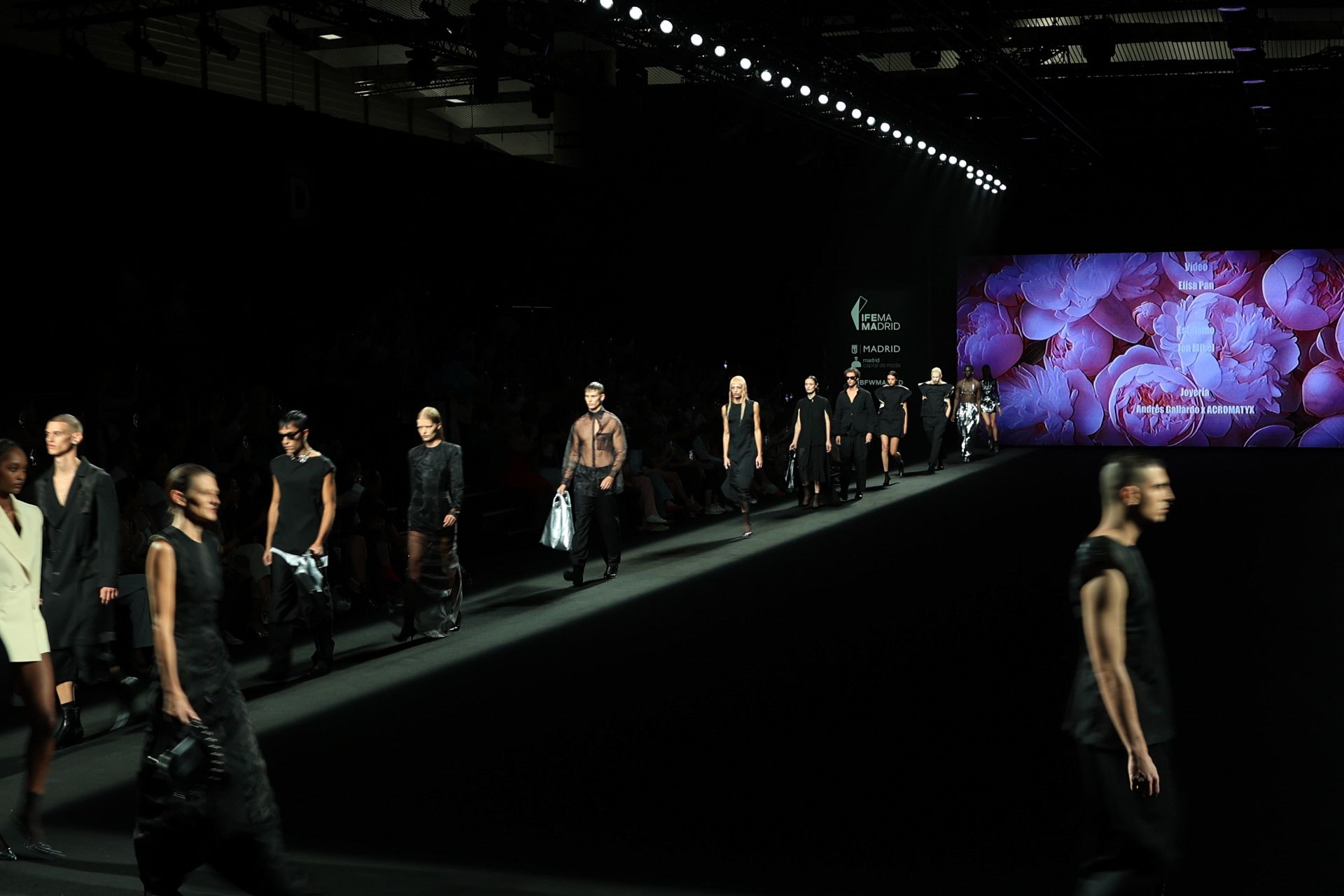 La paleta de colores de la colección de Acromatyx se ha basado en el blanco y el negro. 