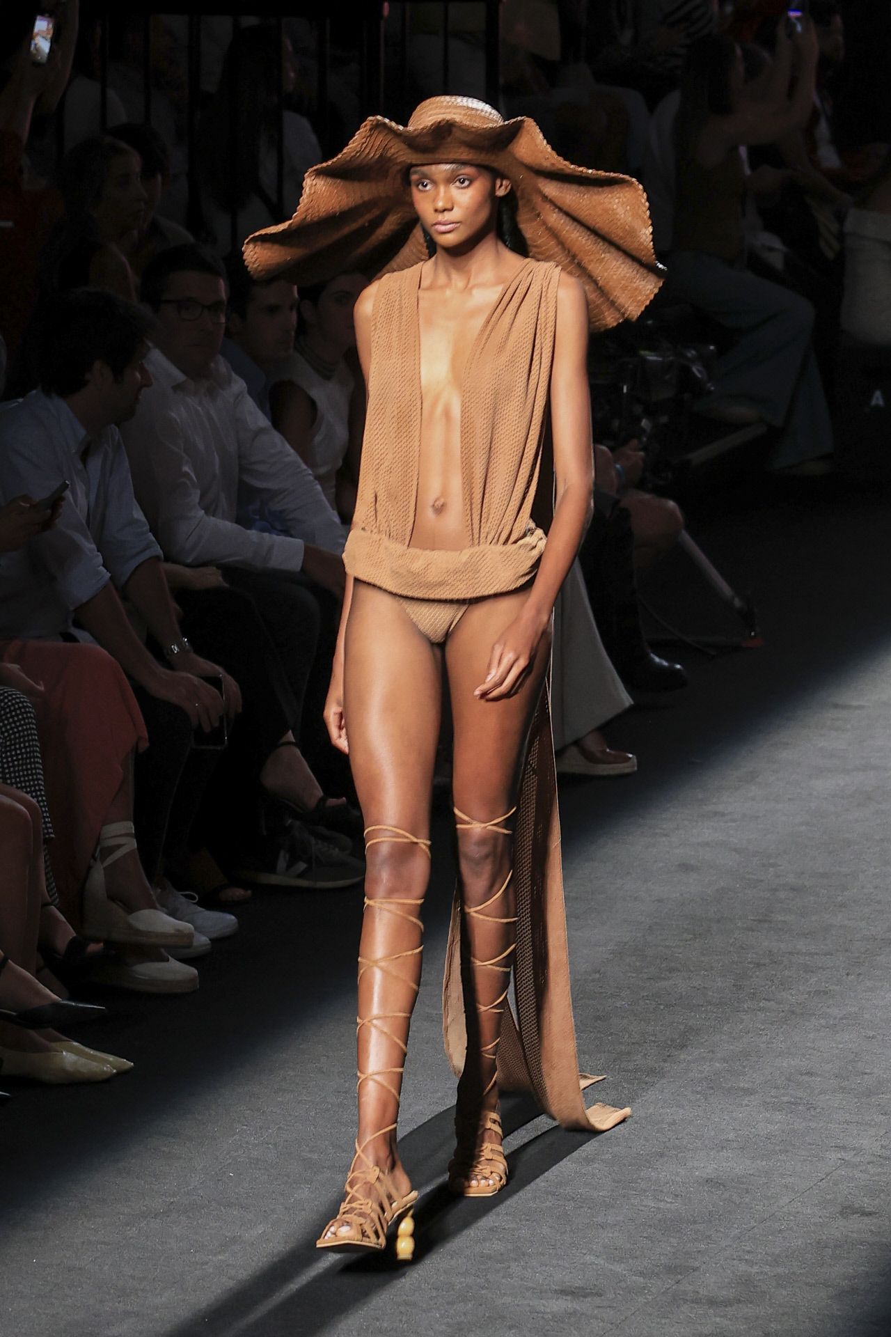 Los colores tierra no han faltado en la colección de Odette Álvarez que se inspira en su tierra, Cantabria. 