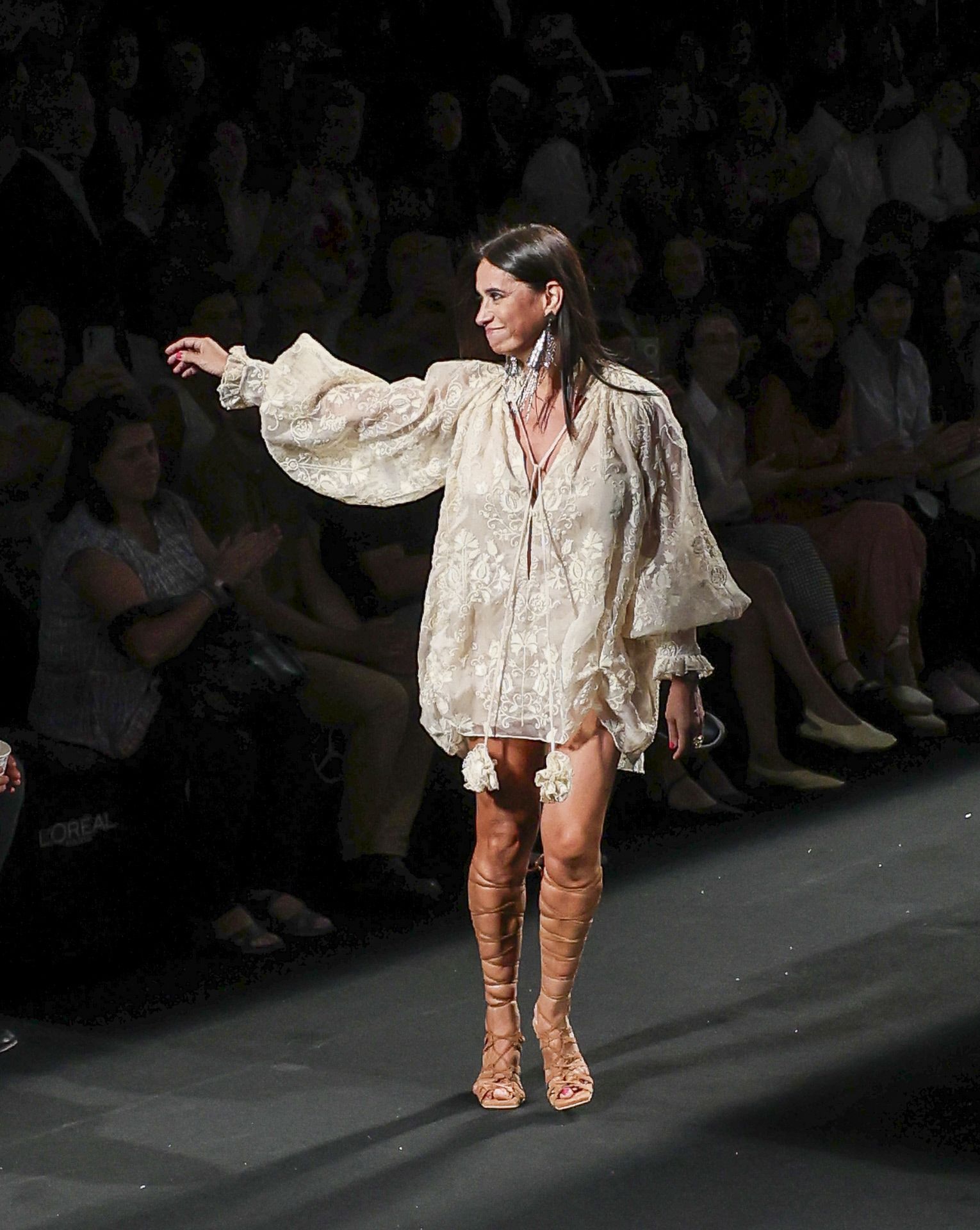 Después del desfile, la diseñadora salió a saludar al público que acudió a IFEMA a conocer su nueva colección, Infinita SS 25. 