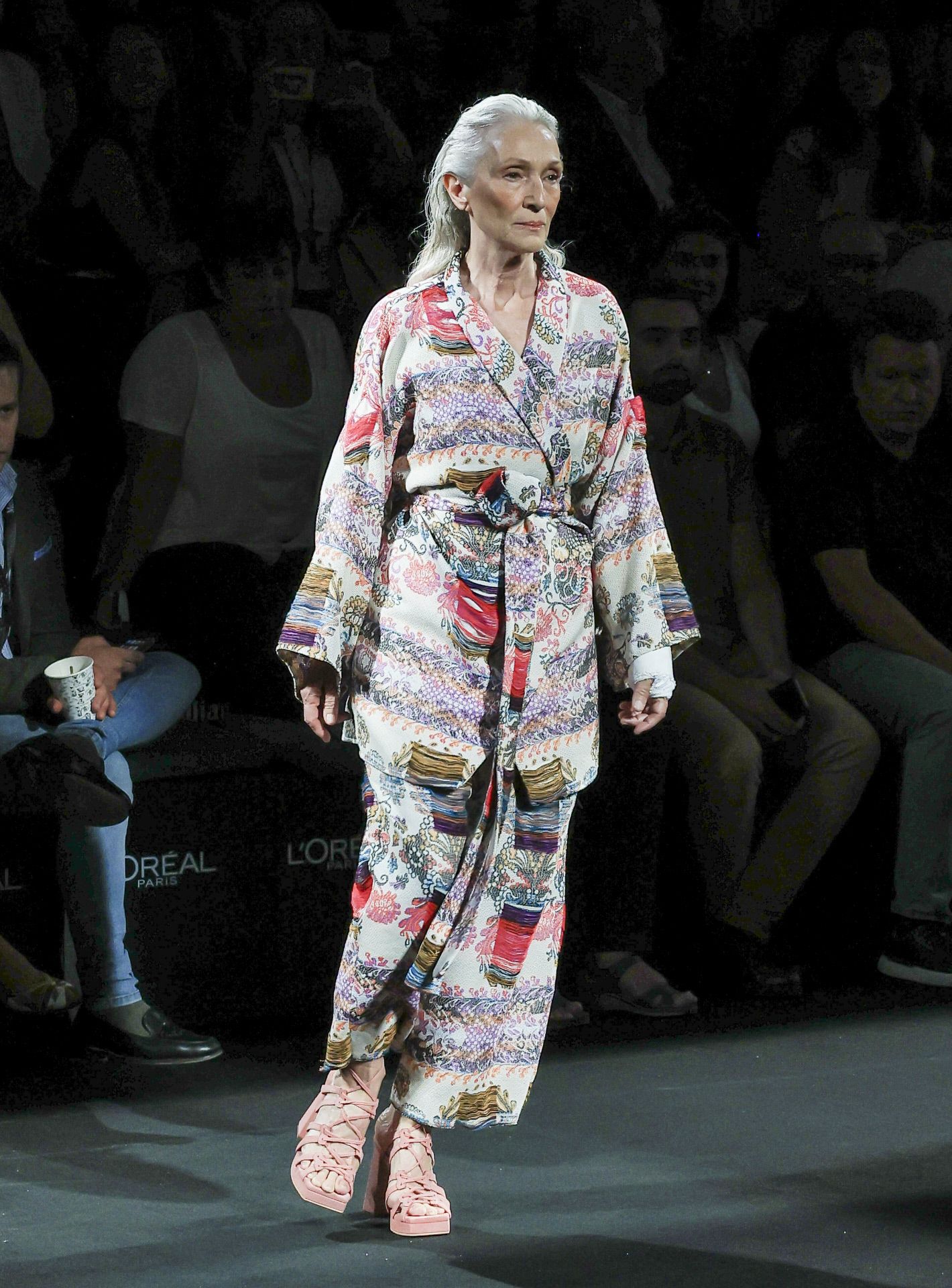 Dentro de las propuestas de la colección Infinita SS 25 de Odette Álvarez también hay prendas originales como este kimono que llevó la modelo Pinos Montesdeoca.