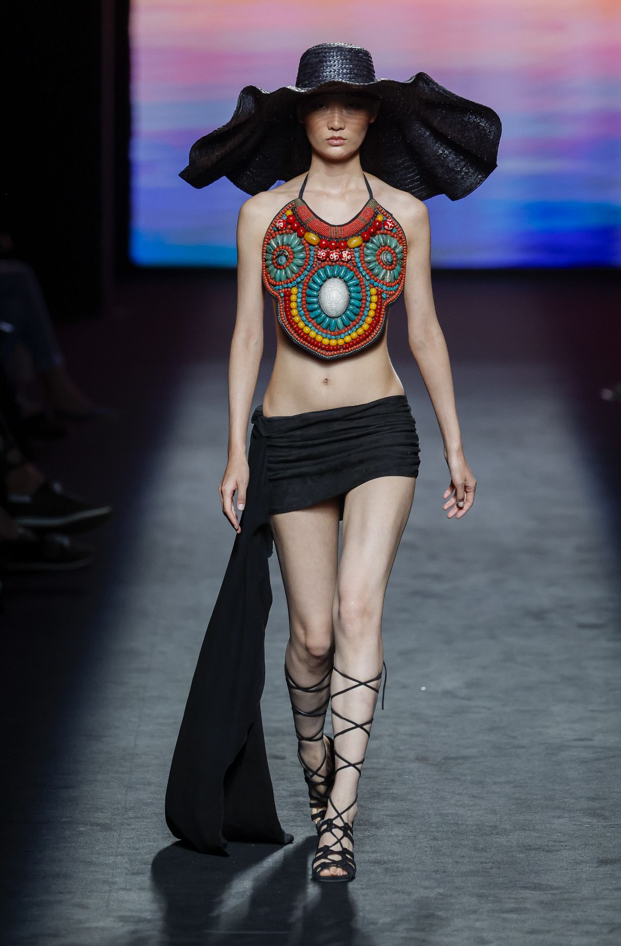 Los tops de inspiración étnica son otra de las propuestas de Odette Álvarez la primavera de 2025. 