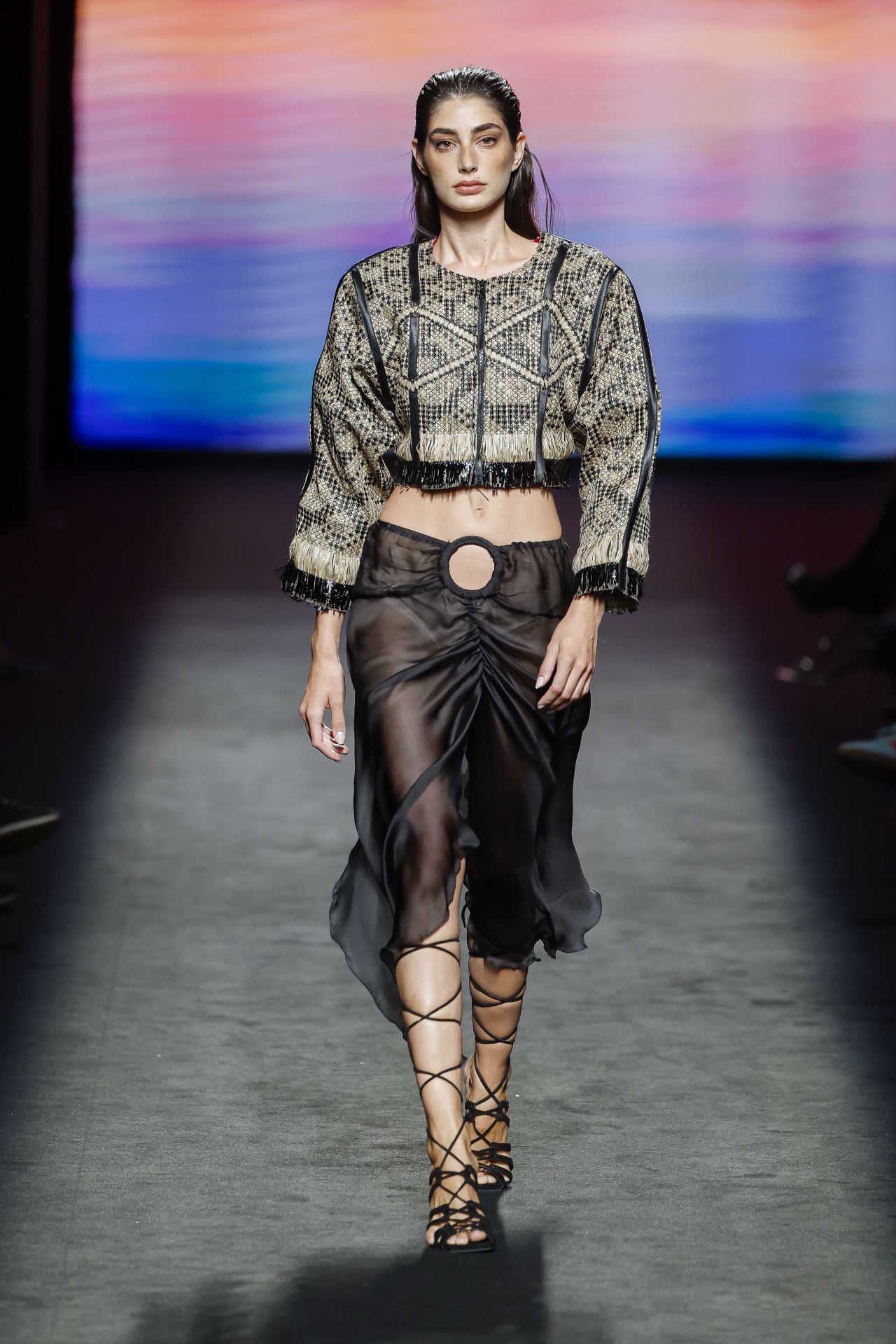 Odette Álvarez ha creado una colección sofisticada y muy femenina como este conjunto de top y falda de seda. 