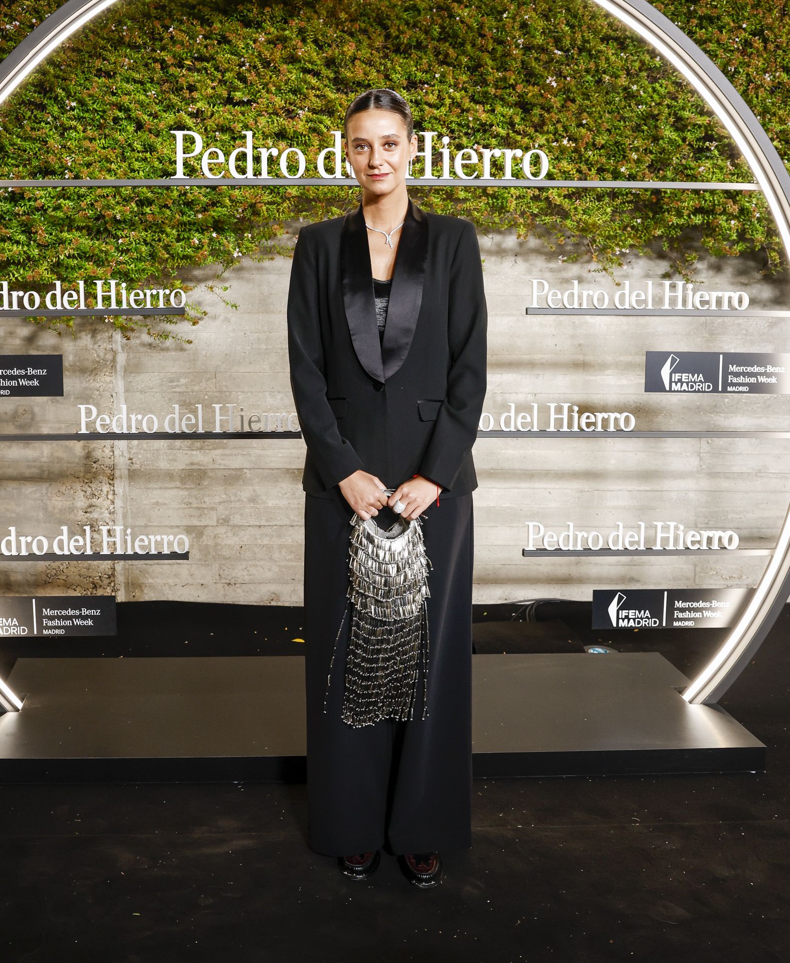 Victoria Federico optó por un esmoquin de color negro de Pedro del Hierro que combinó con bolso metalizado con flecos y un recogido con efecto mojado. 