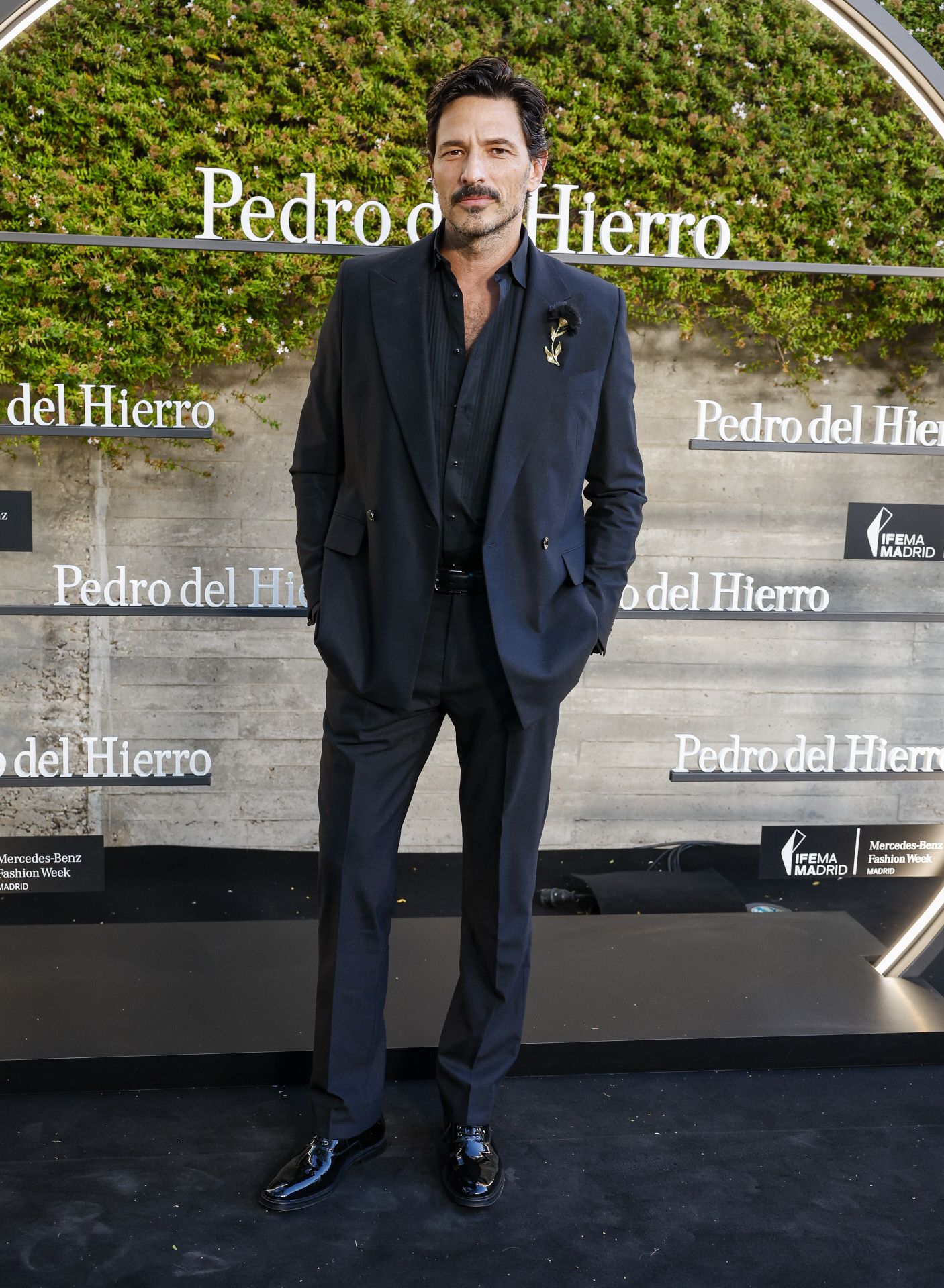 El modelo Andrés Velencoso, muy elegante de negro. 