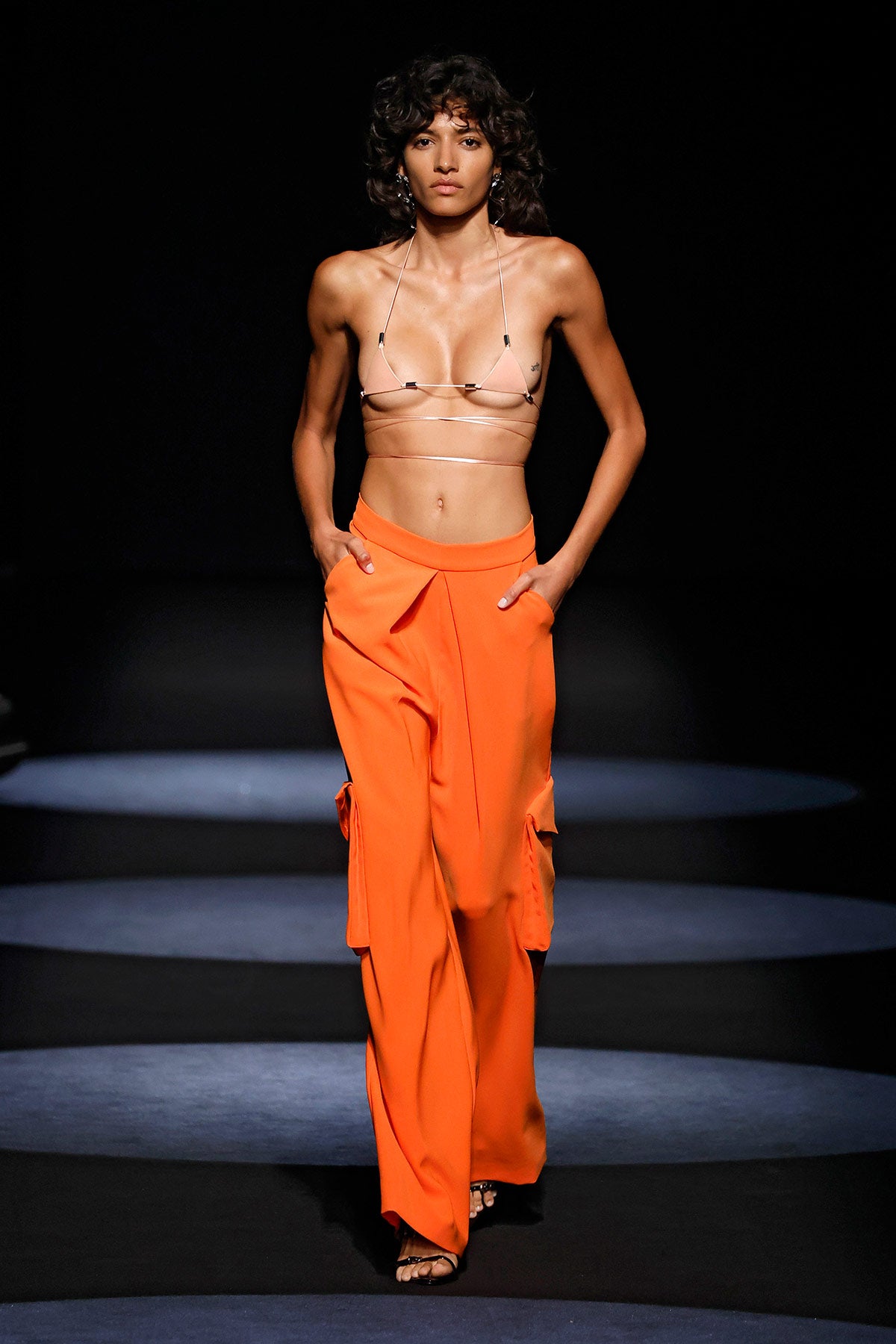 La propuesta del diseñador es una fusión de arte tradicional y moda contemporánea.