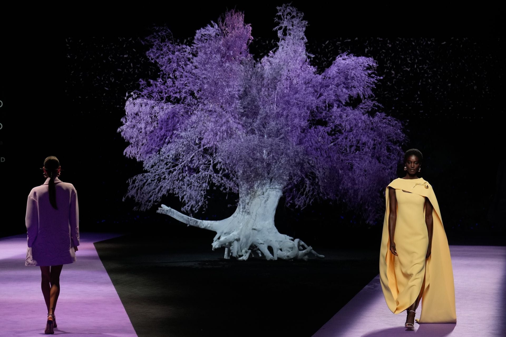 Un gran árbol de color malva ha presidido el desfile de Isabel Sanchís en la MBFWMadrid SS 25. 