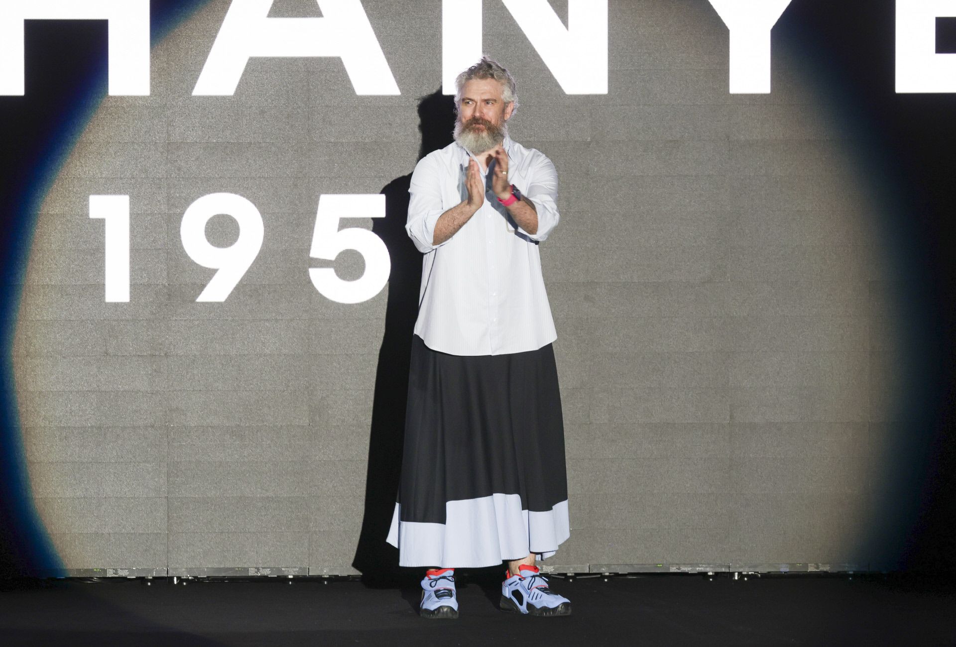 Sergio Lázaro, director creativo de la marca, saluda al final del desfile en la MBFWMadrid. 