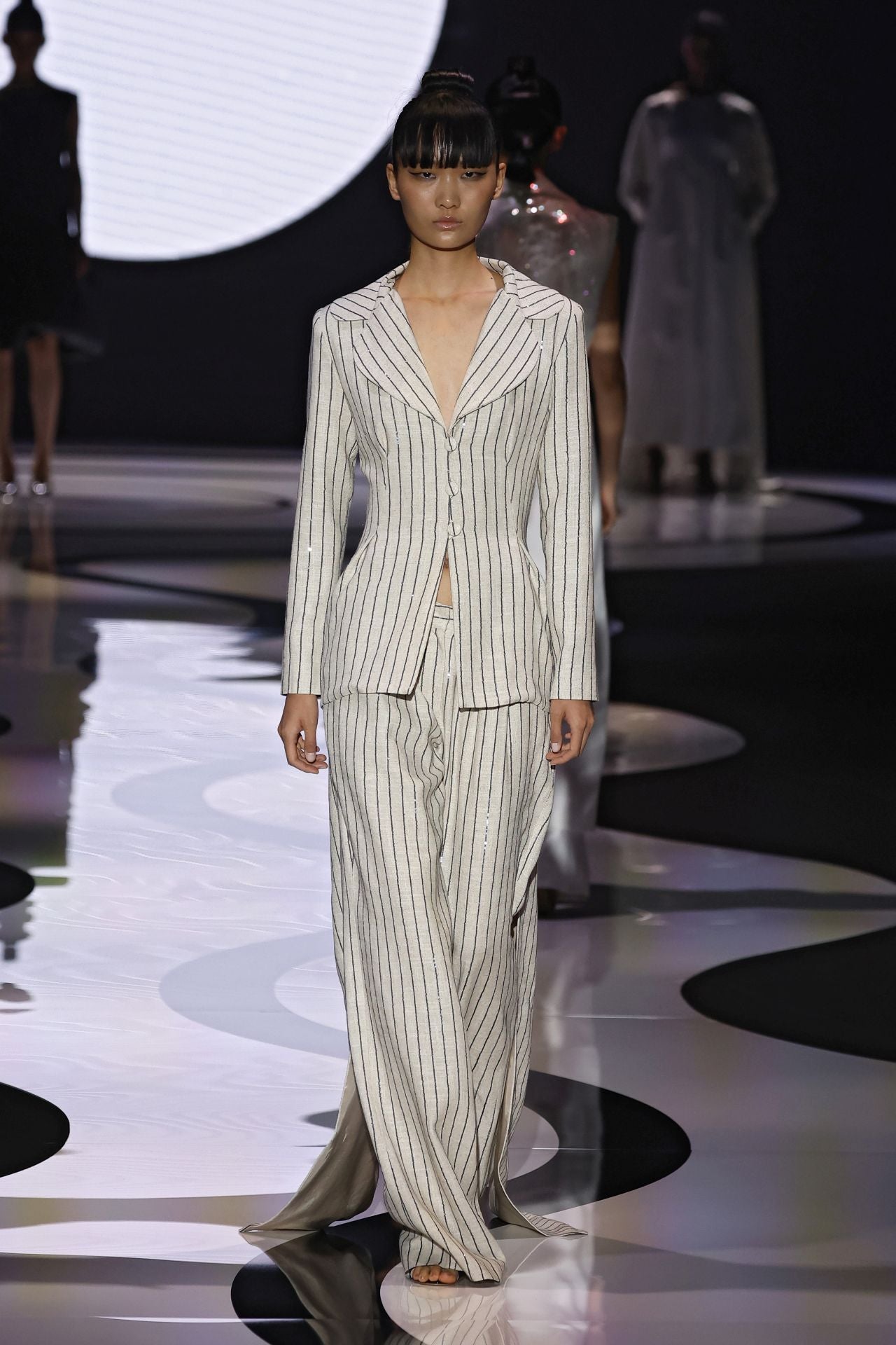 En todo su recorrido “Lei Zu” es una oda absoluta a la riqueza del tejido que alcanza su máxima expresión gracias a las siluetas y el cuidado de los cortes.