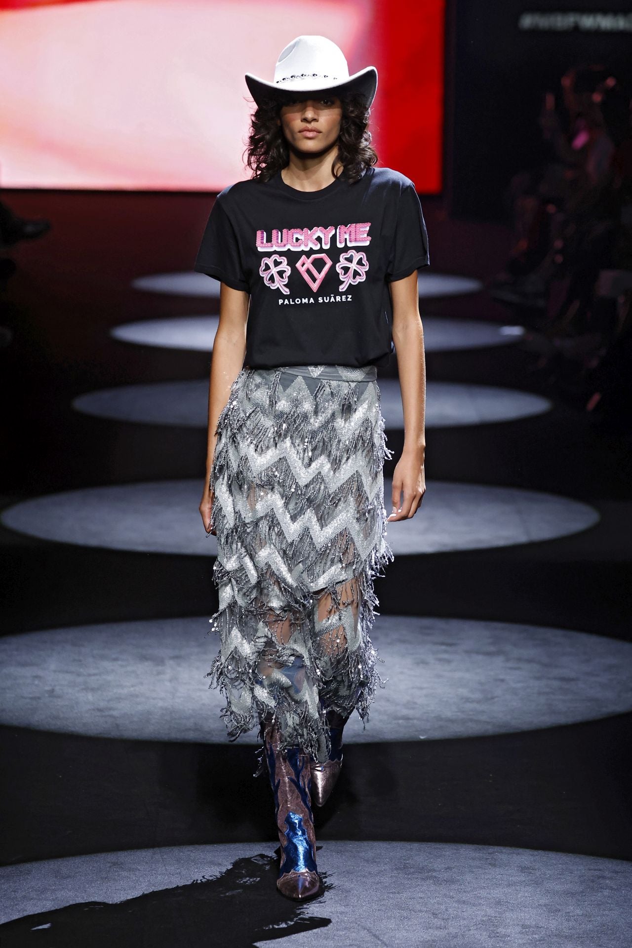 Camiseta con el nombre de la colección "Lucky me", todo un alegato a la buena suerte que según la diseñadora también puede ser "cuestión de talento".