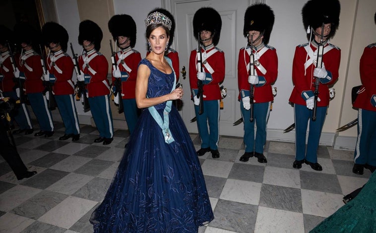Imagen principal - Tres de los últimos vestidos de Felipe Varela que Doña Letizia ha lucido.