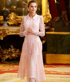 Imagen secundaria 2 - Tres de los últimos vestidos de Felipe Varela que Doña Letizia ha lucido.