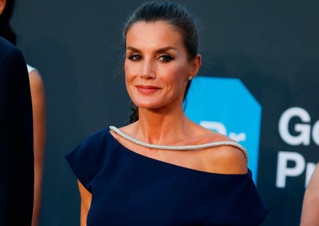 Imagen secundaria 1 - Doña Letizia con looks de lo más 'trendy'.