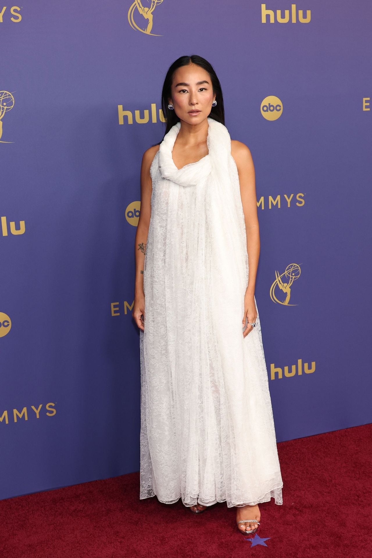 Greta Lee, nominada por su papel en 'The morning show', se decantó por un diseño blanco de Loewe.