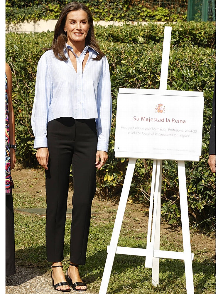 La Reina Letizia estrena la camisa más original con el cuello &#039;rasgado&#039; y de firma española