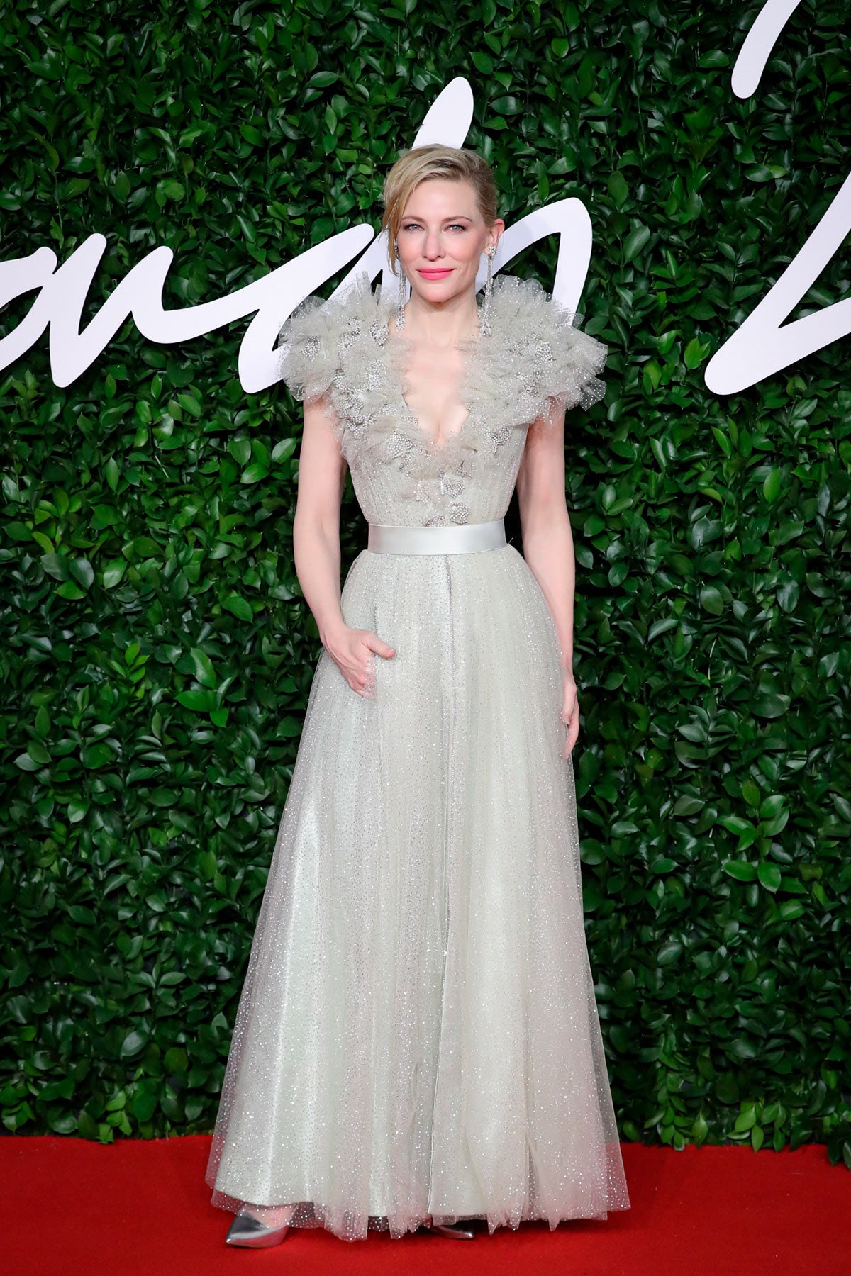 Para la alfombra roja de los Fashion Awards de 2019 en Londres volvió a decantarse por Armani Privé con este vestido de tul y escote pronunciado. 