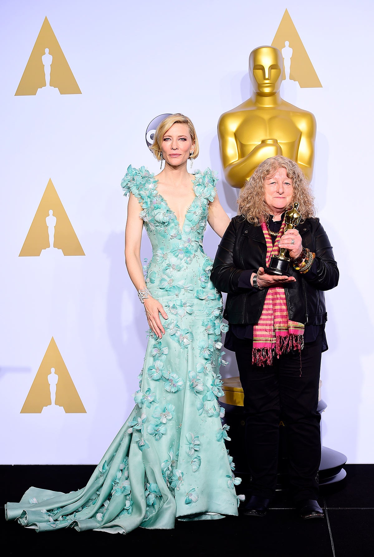 En 2016, elegante y sofisticada con este vestido en color verde azulado de Armani Privé. 