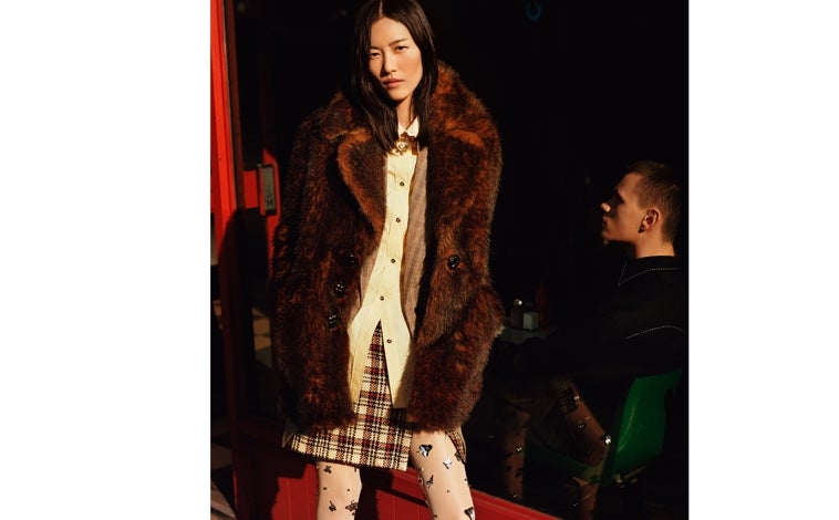 Imagen principal - 'Animal print vs. cuadros, los estampados del otoño. Modelo de la colección de otoño de Rabanne; Vestido de la colaboración de Bimba & Lola y Palomo (650€) y jersey de leopardo de Sezáne (110€)