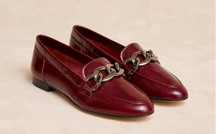 Imagen principal - Mocasines burdeos de Polin et Moi (85,95€), mocasines con tacón de Sezáne (185€) y Nicole de Pretty Ballerinas (229€)