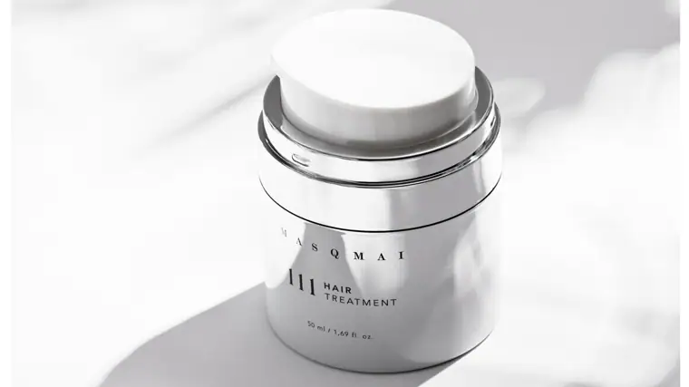 111 Hair Treatment de Masqmai. Un tratamiento de uso semanal que se sirve de las tecnologías lamelar y GAG para potenciar los beneficios de los activos presentes en la fórmula como el ácido hialurónico, la vitamina B6 o los aceites de coco, jojoba o macadamia, entre otros (39,90 euros).