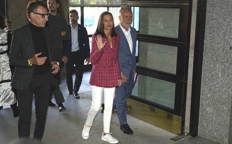 Imagen principal - La Reina con zapatillas de MU the brand; y con chaqueta de la asociación AMPRAMP y bailarinas de Adeba