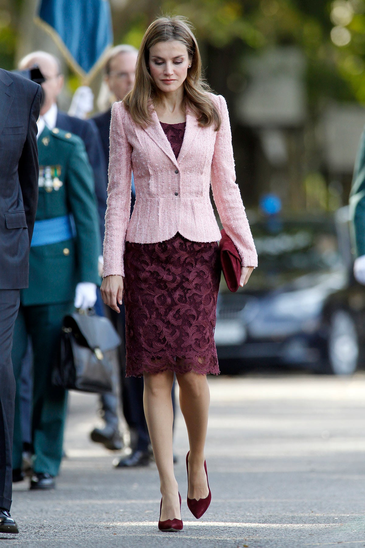 En 2013 combinó dos colores muy atrevidos. La monarca lució un vestido recto de Varela con bordados en color burdeos y una chaqueta rosa que llevó cerrada. Como complementos, eligió tacones y bolso a juego con el diseño. 