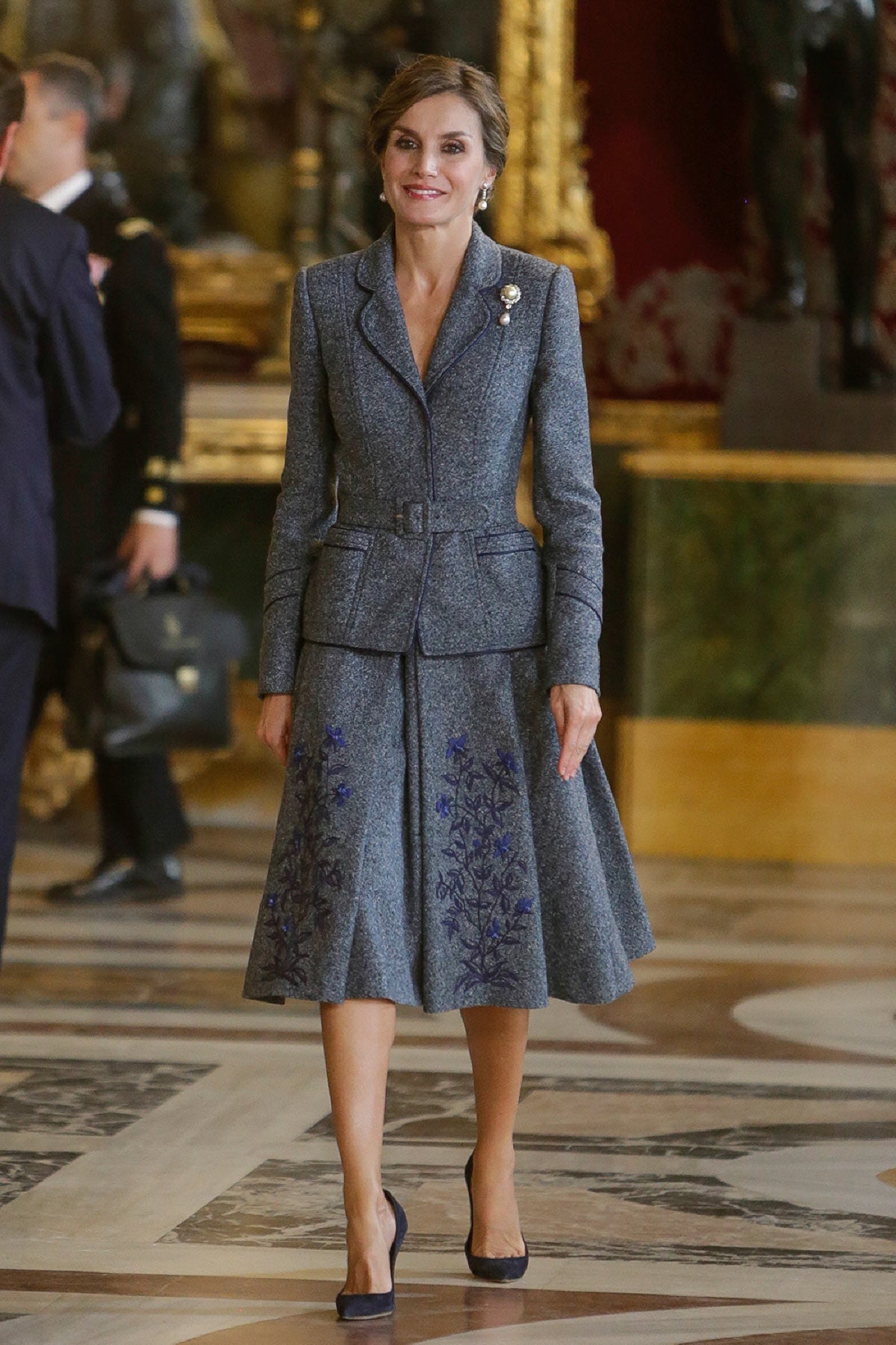 Con un estilo más clásico apareció en 2017. Lució un traje de chaqueta y falda en gris con bordados florales azules de Varela. Añadió un broche de perlas en la parte de arriba. 