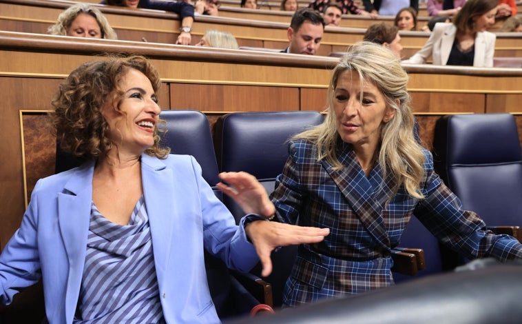 Imagen principal - Yolanda Díaz durante la sesión del Congreso con chaqueta con estampado de cuadros escoceses de Claudie Pierlot (395€)