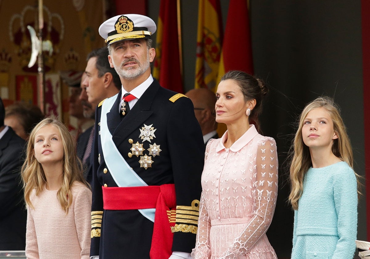 La Princesa Leonor y la Infanta Sofía junto a los Reyes de España en el acto del Día de la Hispanidad de 2019.