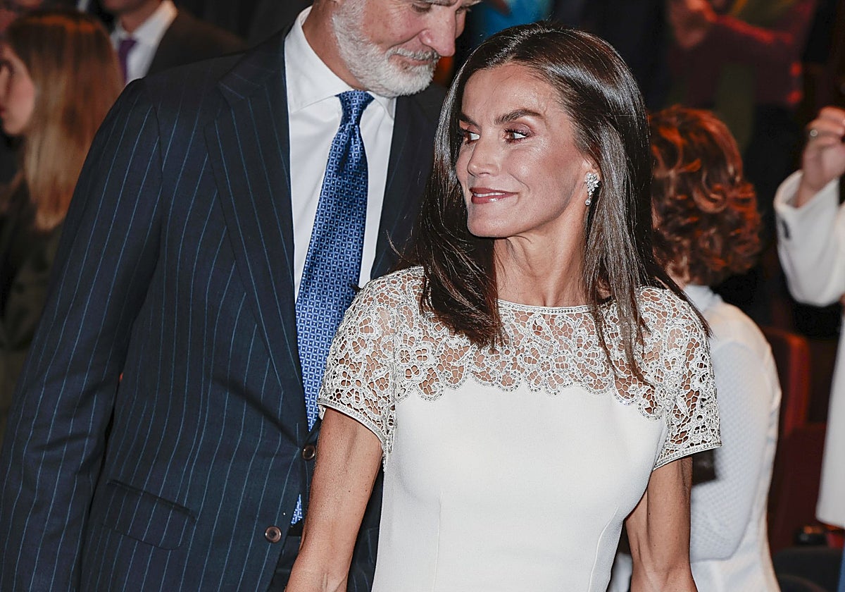 Doña Letizia, de blanco y plata, en la entrega de los Premios Nacionales de Cultura.