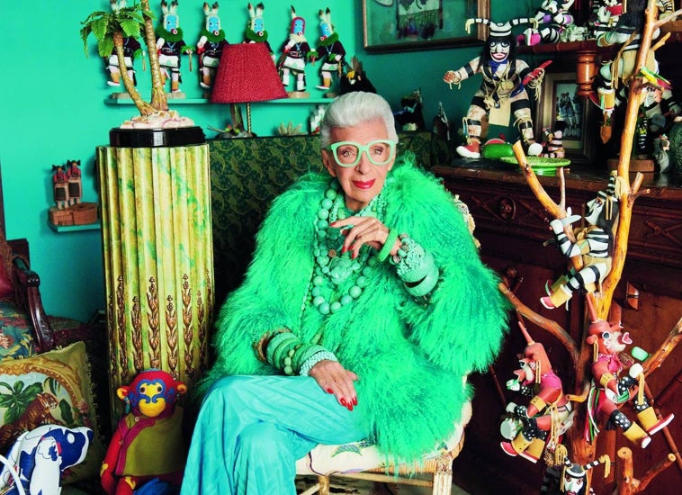 Imagen principal - Fotografías del libro 'Colourful': Iris Apfel para Zenni Optical en 2021 fotografiada por Ruvén Afanador; con su marido Carl en una imagen de su archivo personal y de rojo para Harper's Bazaar Arabia en sSeptember de 2021 y fotografiada por Richard