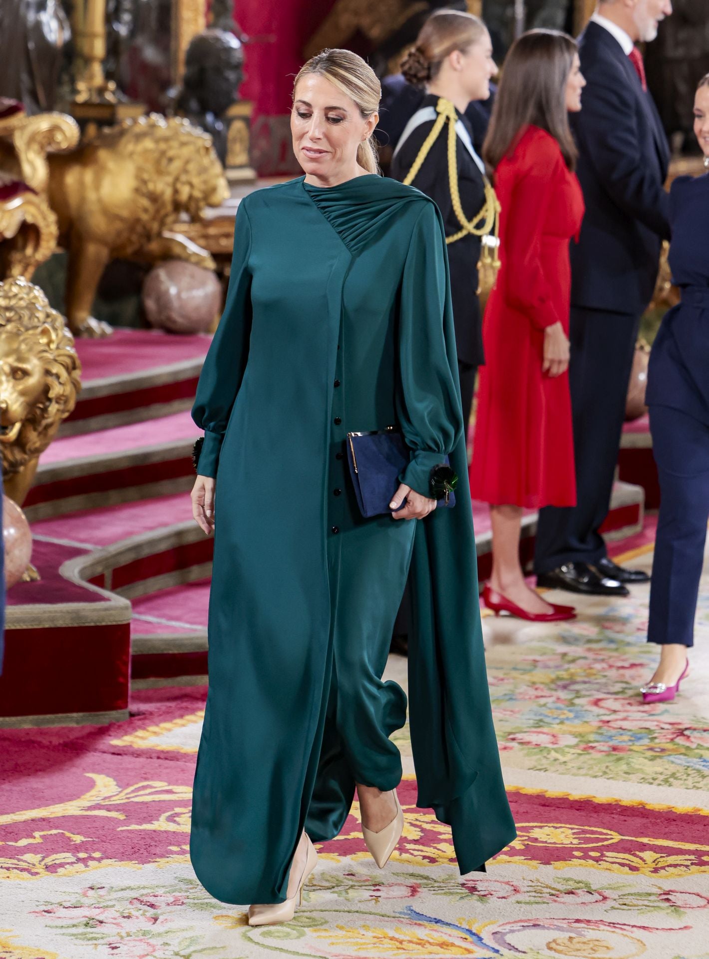 La presidenta de la Junta de Extremadura, María Guardiola, con un vestido con capa asimétrica en color verde. 