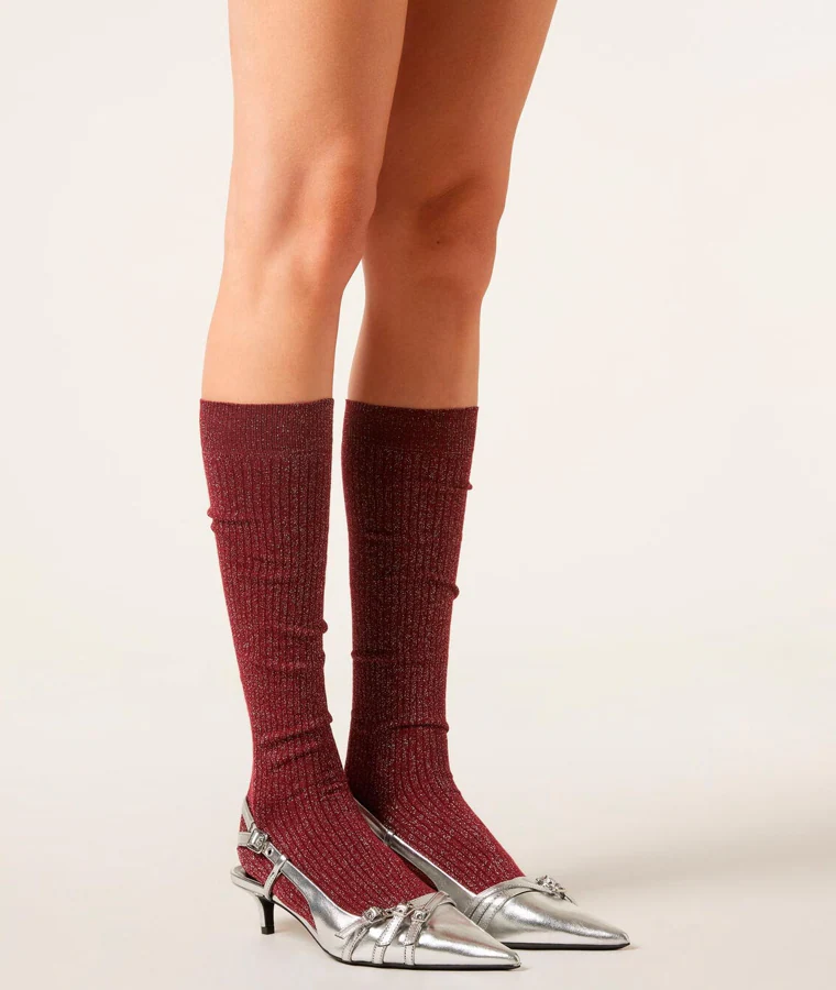 Give a touch of shine to your 'outfit0 with these high socks made with glitter yarn.