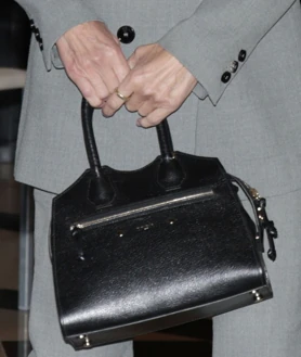 Secondary image 2 - The Queen combined her gray suit with black accessories: loafers and a rigid Mauska bag. 