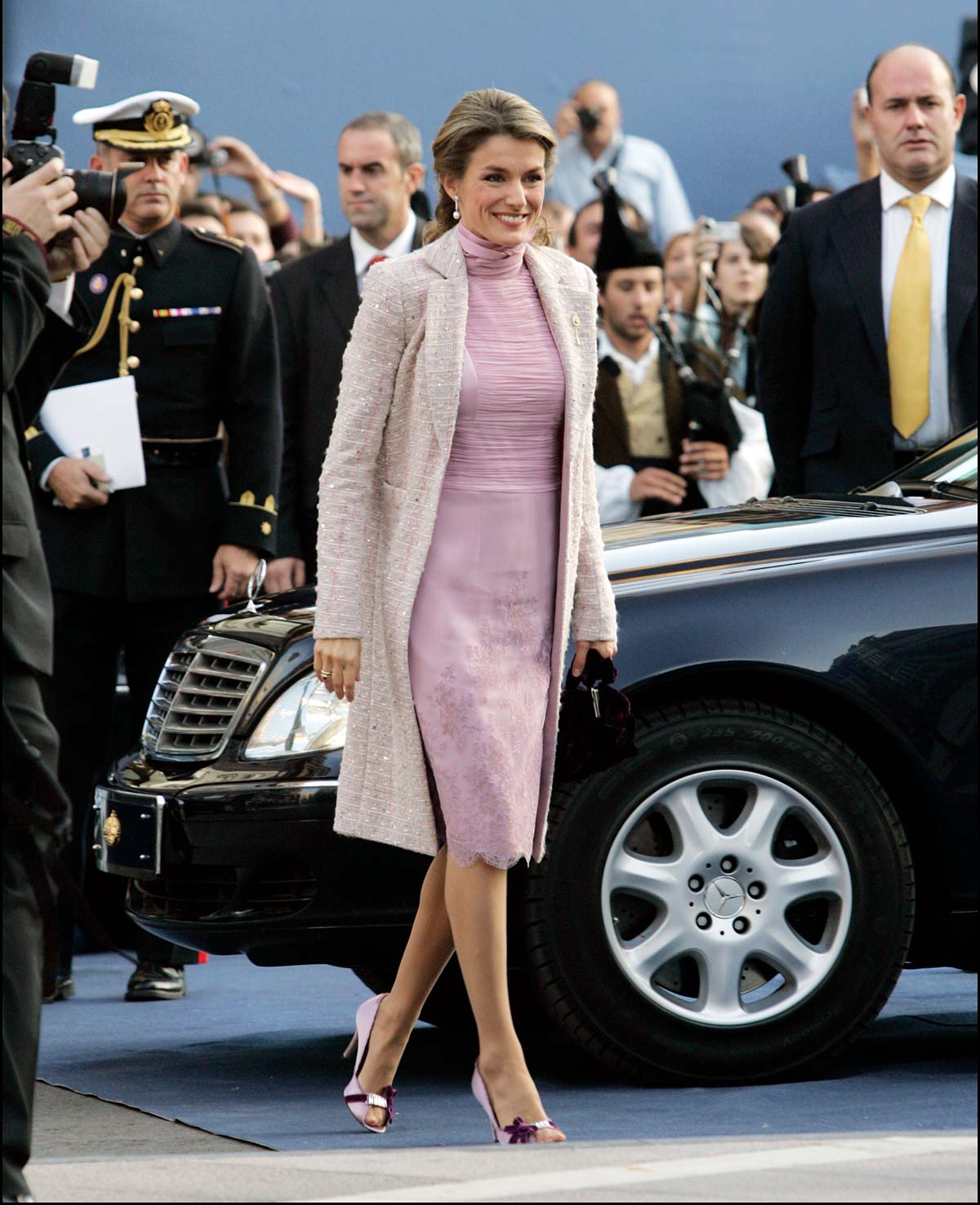 En 2005, la por entonces Princesa de Asturias, llevó un vestido rosa fruncido en el cuerpo y con bordados en la falda. 