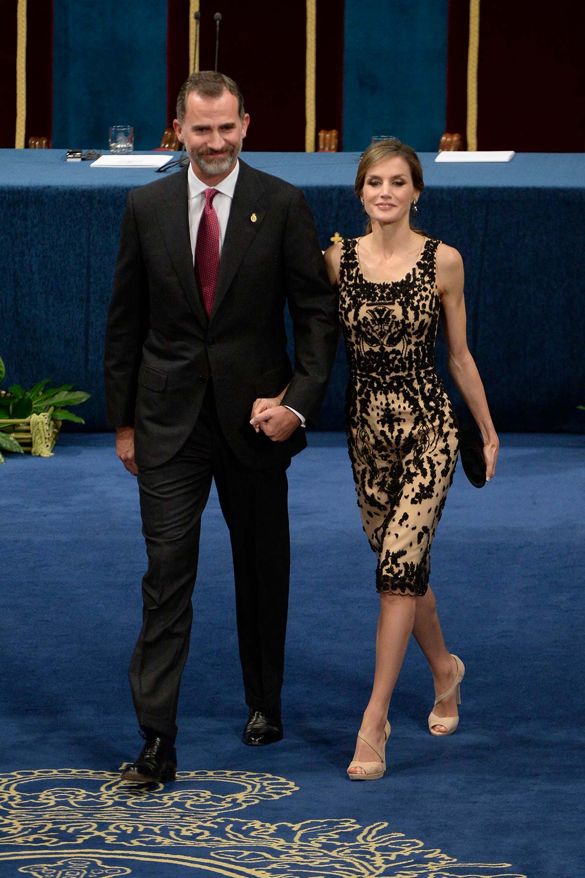 En 2016 Doña Letizia volvió a lucir un Felipe Varela, en este caso con base nude y bordado de color negro en contraste. Llevó sandalias de Magrit y bolso de mano.