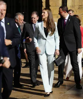 Imagen secundaria 2 - La Princesa Leonor con traje en color azul