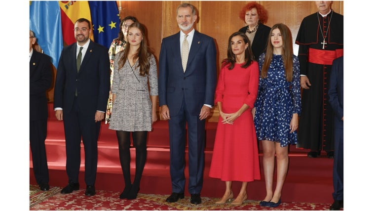 Los Reyes y sus hijas durante las audiencias en el marco de actos de los Premios Princesa de Asturias