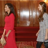 Los vestidos de 'tweed' de la Reina Letizia y la Princesa Leonor en Oviedo