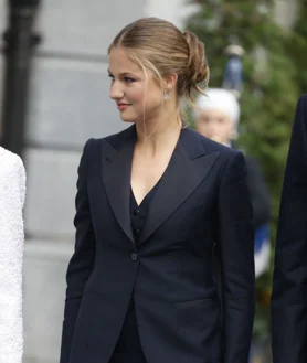 Secondary image 2 - Doña Leonor, with a black suit and 'messy' updo, at the Princess of Asturias Awards ceremony