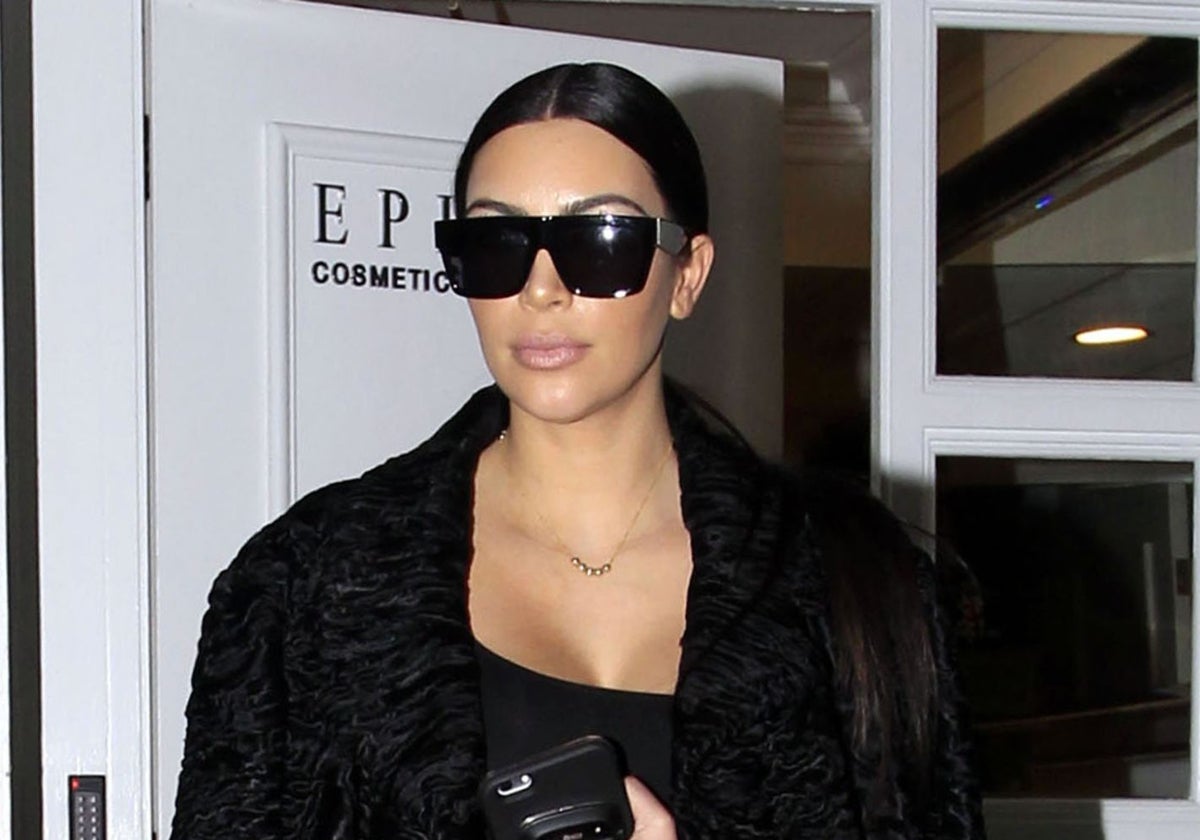 Kim Kardashian saliendo de la clínica del doctor Simon Orian en Beverly Hills.