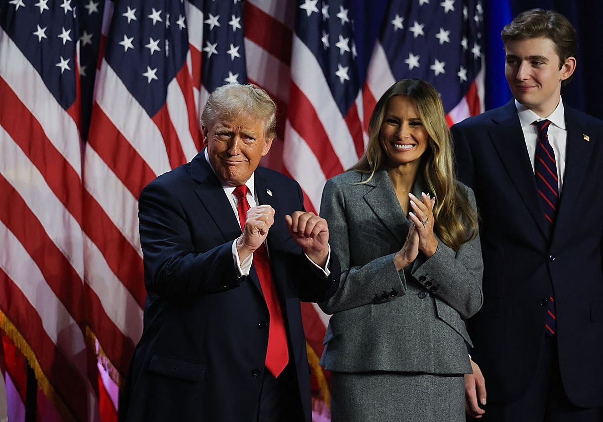 Melania Trump con traje gris en la celebración de la victoria de su marido.