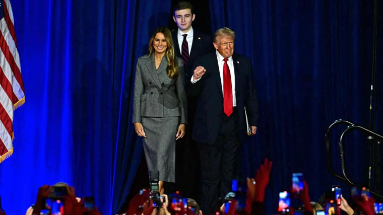 Melania Trump with a suit whose silhouette is reminiscent of Dior's 'New Look'.