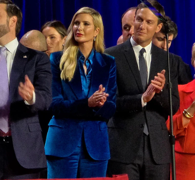 Ivanka Trump escogió un traje azul para apoyar a su padre el día de su victoria.