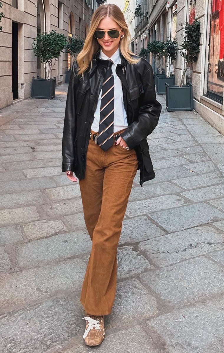 Chiara Ferragni con unos pantalones de pana marrones perfectos para esta temporada.