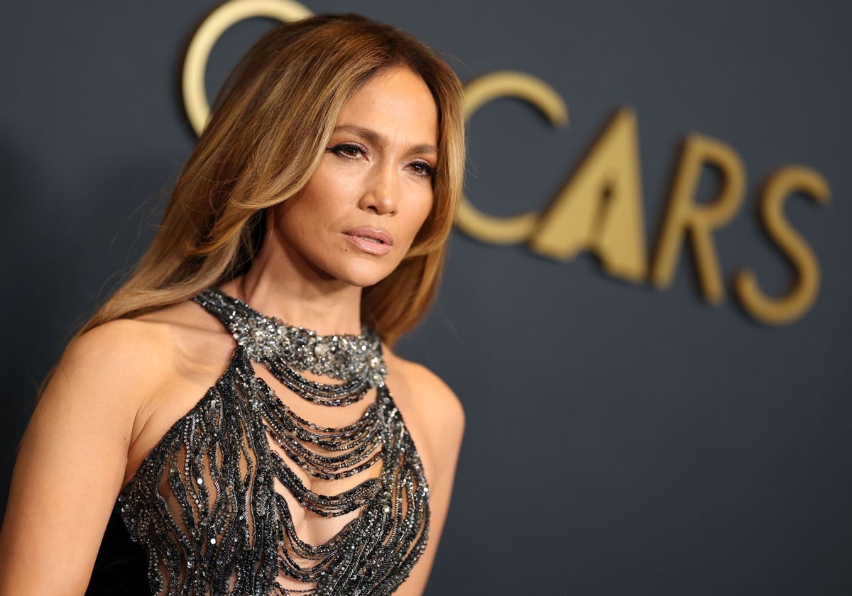 Jennife rLopez durante la alfombra roja de los Governors Awards 2024