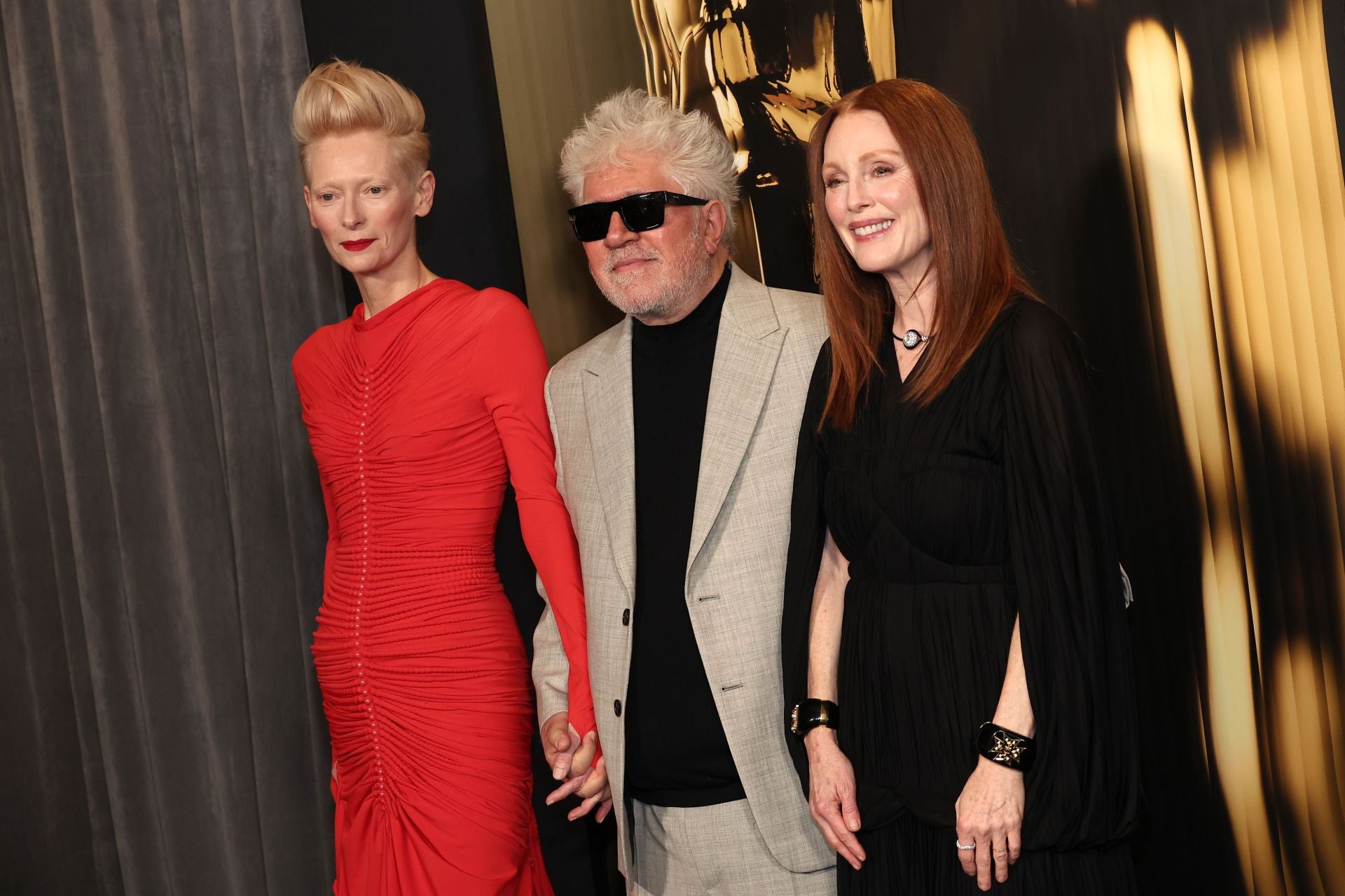 Tilda y Julianne posaron en la alfombra roja junto a Pedro Almodóvar, en su caso con traje de chaqueta color beige y jersey negro. 