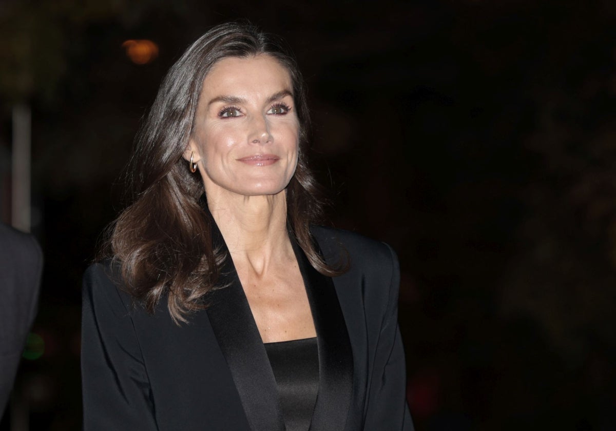 La Reina Letizia con traje negro de Mango