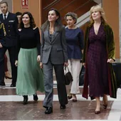 La Reina Letizia con traje gris e Isabel Díaz Ayuso con falda vaporosa y top con 'cut outs'